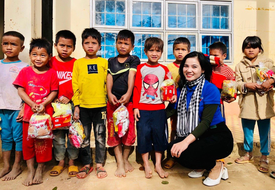 Chị Trần Thị Ngọc Hà-Phó Bí thư Huyện Đoàn Mang Yang luôn gần gũi, quan tâm đến các em thiếu nhi ở cơ sở. Ảnh: M.N