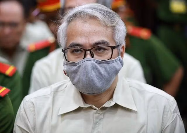 Bị cáo Đặng Việt Hà (cựu Cục trưởng Cục Đăng kiểm Việt Nam) bị cáo buộc chịu trách nhiệm hành vi nhận hối lộ hơn 40,2 tỉ đồng, hưởng lợi hơn 8,5 tỉ đồng