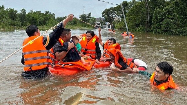 Đêm 13/7, Phú Quốc có mưa lớn kéo dài sang sáng hôm sau, gây ngập sâu tại khu vực ấp Cây Thông Trong, Cây Thông Ngoài và ấp Bến Tràm, xã Cửa Dương. Nhiều hộ dân bị cô lập vì mưa lũ, cả một vùng rộng lớn chìm trong nước. Đêm 13/7, Phú Quốc có mưa lớn kéo dài sang sáng hôm sau, gây ngập sâu tại khu vực ấp Cây Thông Trong, Cây Thông Ngoài và ấp Bến Tràm, xã Cửa Dương. Nhiều hộ dân bị cô lập vì mưa lũ, cả một vùng rộng lớn chìm trong nước.