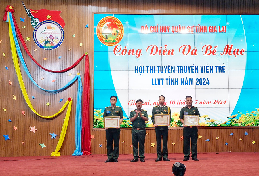 Ban tổ chức trao giải cho các đội thi. Ảnh: T.T Ban tổ chức trao giải cho các đội thi. Ảnh: T.T