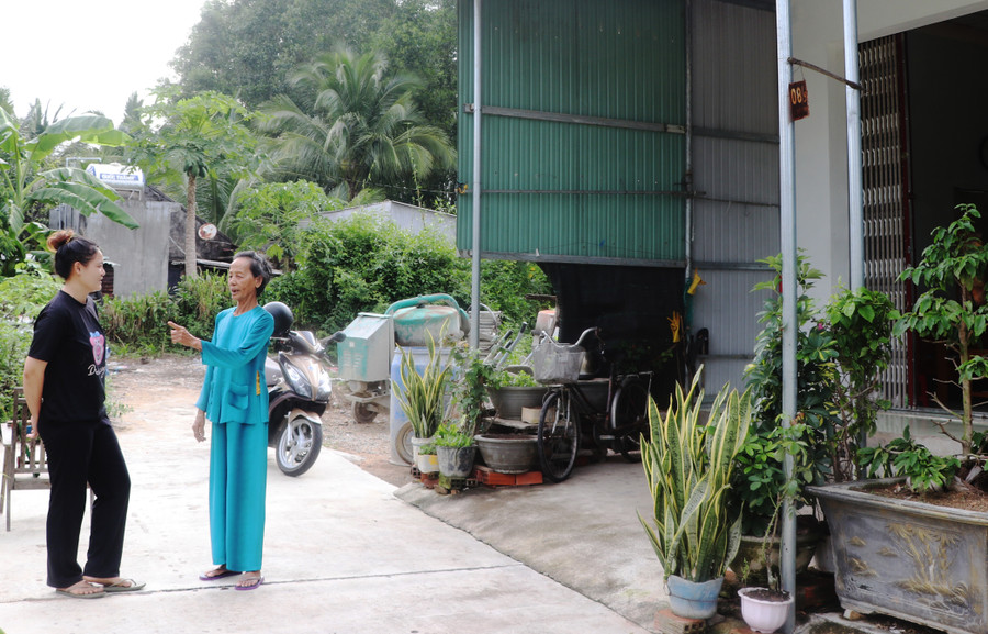 Bà Nguyễn Thị Lan (bìa phải, ở hẻm Nguyễn Văn Trỗi, tổ 4, phường An Bình) phấn khởi trò chuyện với hàng xóm về việc đổ bê tông, mở rộng hẻm. Ảnh: Ngọc Minh Bà Nguyễn Thị Lan (bìa phải, ở hẻm Nguyễn Văn Trỗi, tổ 4, phường An Bình) phấn khởi trò chuyện với hàng xóm về việc đổ bê tông, mở rộng hẻm. Ảnh: Ngọc Minh