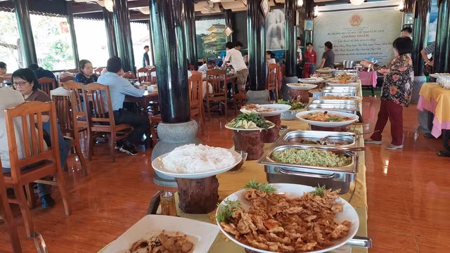 Buffet chay ở nhà hàng Phước Lạc Duyên