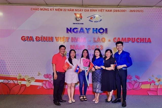 Gia đình bà Ly chụp hình tại ngày hội Gia đình VN - Lào - Campuchia năm 2023