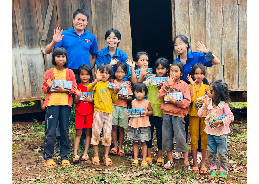 Đoàn trường THPT Nguyễn Bỉnh Khiêm (huyện Chư Sê) tặng quà và tổ chức trò chơi cho thiếu nhi làng Phăm Klăh (xã Bar Măih, huyện Chư Sê). Ảnh: P.L Đoàn trường THPT Nguyễn Bỉnh Khiêm (huyện Chư Sê) tặng quà và tổ chức trò chơi cho thiếu nhi làng Phăm Klăh (xã Bar Măih, huyện Chư Sê). Ảnh: P.L