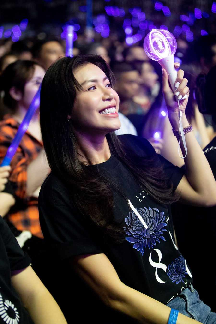 Người mẫu Minh Tú tập trung thưởng thức loạt ca khúc hút của Bướm Mặt Trăng.