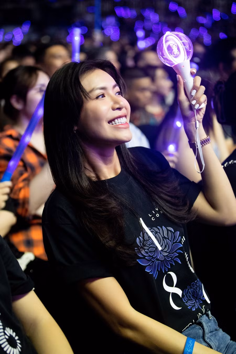 Người mẫu Minh Tú tập trung thưởng thức loạt ca khúc hút của Bướm Mặt Trăng. Người mẫu Minh Tú tập trung thưởng thức loạt ca khúc hút của Bướm Mặt Trăng.