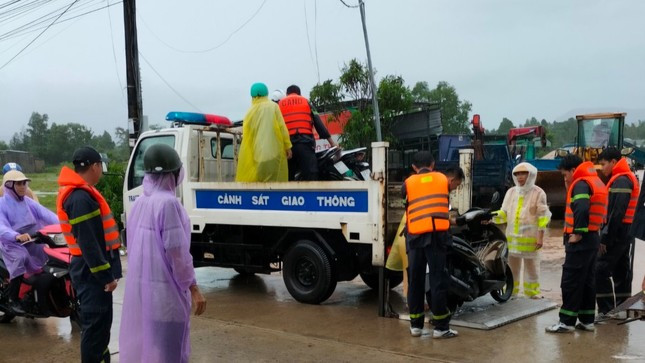 "Nhận được tin báo, cán bộ, chiến sĩ của đơn vị đã kịp thời sơ tán người già và trẻ nhỏ, di dời đồ đạc, gia súc của người dân đến nơi an toàn. Mặc dù đối mặt những nguy hiểm, nhưng với quyết tâm bảo vệ an toàn tính mạng cho nhân dân nên cán bộ, chiến sĩ đơn vị không quản ngày đêm thực hiện nhiệm vụ. Rất mừng, đến nay thiên tai không gây thiệt hại đến tính mạng người dân”, thượng tá Hải nói. "Nhận được tin báo, cán bộ, chiến sĩ của đơn vị đã kịp thời sơ tán người già và trẻ nhỏ, di dời đồ đạc, gia súc của người dân đến nơi an toàn. Mặc dù đối mặt những nguy hiểm, nhưng với quyết tâm bảo vệ an toàn tính mạng cho nhân dân nên cán bộ, chiến sĩ đơn vị không quản ngày đêm thực hiện nhiệm vụ. Rất mừng, đến nay thiên tai không gây thiệt hại đến tính mạng người dân”, thượng tá Hải nói.