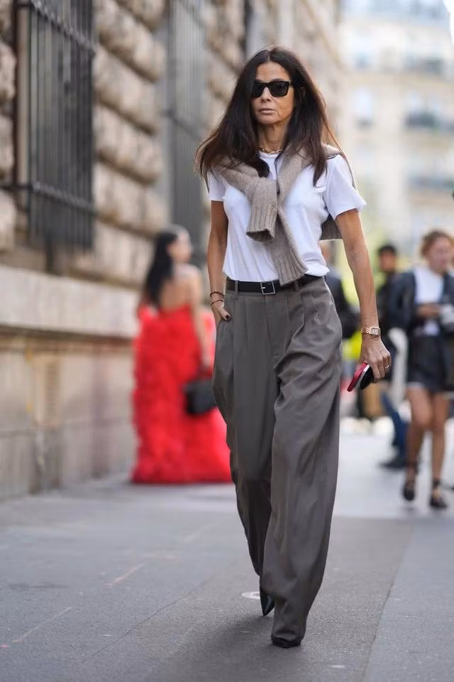 Một đôi giày cao gót sẽ giúp các nữ tín đồ đi tới bất cứ đâu, từ văn phòng đến các buổi tiệc cocktail... Xỏ chân vào một đôi giày cao gót hoặc dép cao gót quai mảnh, thêm chút lấp lánh sẽ sở hữu vẻ ngoài sang chảnh. Ngược lại, chọn một chiếc quần tây, áo thun hoặc sơ mi, đồng hồ (hoặc thắt lưng) và chiếc áo khoác trên vai là phong cách công sở sẽ khiến bạn nổi bật một cách ấn tượng