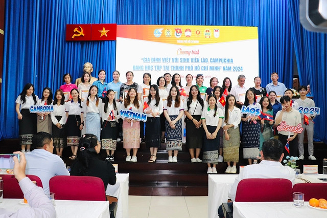 Các gia đình nhận đỡ đầu sinh viên Lào, Campuchia đến TP.HCM học tập năm 2024