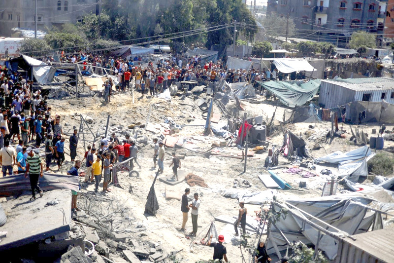 Khung cảnh bị tàn phá tại một khu vực ở al-Mawasi sau vụ không kích của Israel. Khung cảnh bị tàn phá tại một khu vực ở al-Mawasi sau vụ không kích của Israel.