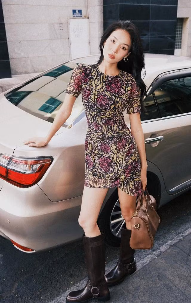 Thiết kế cổ tròn duyên dáng cùng bản váy vạt chéo kín đáo tạo độ thoải mái tối đa. Họa tiết hoa to bản cùng gam màu thời thượng giúp bật tông da là điểm cộng khiến cho chiếc váy này là "chân ái" của hội quý cô sành điệu