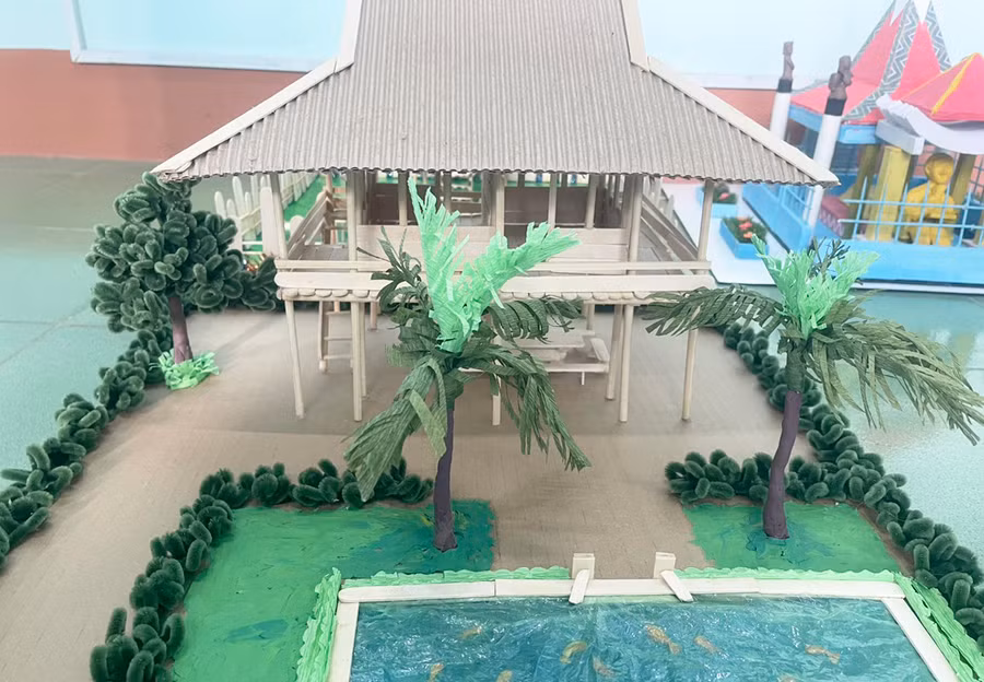 Mô hình Nhà sàn Bác Hồ của Đoàn xã Ia Sao đạt giải nhì tại cuộc thi “Thiết kế mô hình giới thiệu về di tích, công trình văn hóa trọng điểm quốc. Ảnh: Vũ Chi