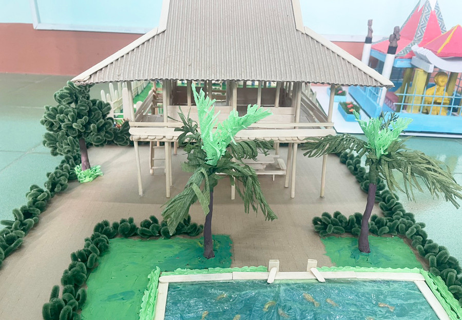 Mô hình Nhà sàn Bác Hồ của Đoàn xã Ia Sao đạt giải nhì tại cuộc thi “Thiết kế mô hình giới thiệu về di tích, công trình văn hóa trọng điểm quốc. Ảnh: Vũ Chi Mô hình Nhà sàn Bác Hồ của Đoàn xã Ia Sao đạt giải nhì tại cuộc thi “Thiết kế mô hình giới thiệu về di tích, công trình văn hóa trọng điểm quốc. Ảnh: Vũ Chi