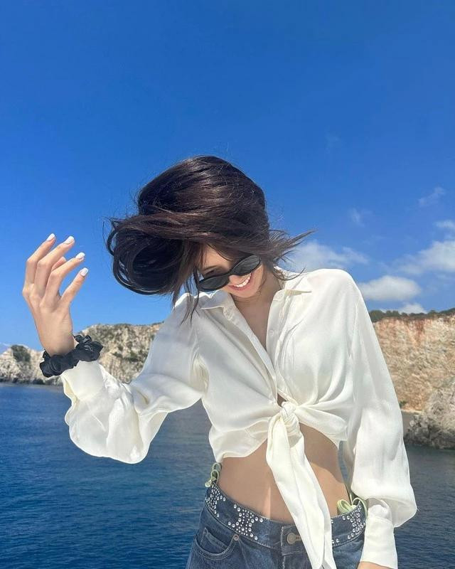 Dù thường xuyên diện đồ ngắn, buộc hoặc vén áo lên cao để khoe eo nhưng ngôi sao sinh năm 1997 vẫn luôn được khen biết cách chọn trang phục và stylist. Cô tạo dáng gợi cảm nhưng không phản cảm. Chính vẻ đẹp khỏe khoắn, năng động khi lên đồ giúp Lisa luôn được lòng người hâm mộ Dù thường xuyên diện đồ ngắn, buộc hoặc vén áo lên cao để khoe eo nhưng ngôi sao sinh năm 1997 vẫn luôn được khen biết cách chọn trang phục và stylist. Cô tạo dáng gợi cảm nhưng không phản cảm. Chính vẻ đẹp khỏe khoắn, năng động khi lên đồ giúp Lisa luôn được lòng người hâm mộ