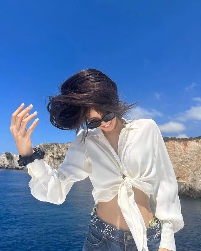 Dù thường xuyên diện đồ ngắn, buộc hoặc vén áo lên cao để khoe eo nhưng ngôi sao sinh năm 1997 vẫn luôn được khen biết cách chọn trang phục và stylist. Cô tạo dáng gợi cảm nhưng không phản cảm. Chính vẻ đẹp khỏe khoắn, năng động khi lên đồ giúp Lisa luôn được lòng người hâm mộ