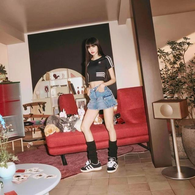 Quần, váy denim được cô nàng sử dụng khá thường xuyên. Quần shorts hoặc chân váy jean siêu ngắn, quần jeans cạp trễ thường được phối cùng áo phông thể thao, biến hóa theo nhiều phong cách khác nhau từ sporty đến hip hop Quần, váy denim được cô nàng sử dụng khá thường xuyên. Quần shorts hoặc chân váy jean siêu ngắn, quần jeans cạp trễ thường được phối cùng áo phông thể thao, biến hóa theo nhiều phong cách khác nhau từ sporty đến hip hop