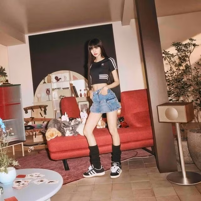 Quần, váy denim được cô nàng sử dụng khá thường xuyên. Quần shorts hoặc chân váy jean siêu ngắn, quần jeans cạp trễ thường được phối cùng áo phông thể thao, biến hóa theo nhiều phong cách khác nhau từ sporty đến hip hop