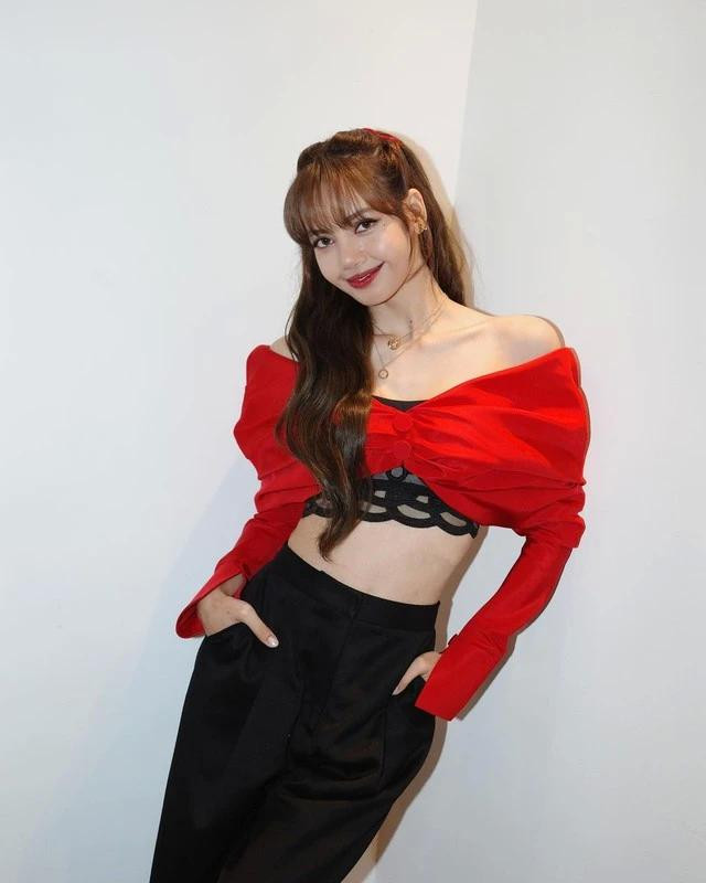 Những chiếc áo tay phồng điệu đà, nữ tính được cô phối cùng quần ống rộng/ quần shorts cá tính mang đến góc nhìn trẻ trung, gợi cảm thu hút mọi ánh nhìn Những chiếc áo tay phồng điệu đà, nữ tính được cô phối cùng quần ống rộng/ quần shorts cá tính mang đến góc nhìn trẻ trung, gợi cảm thu hút mọi ánh nhìn
