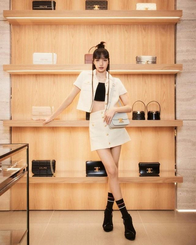 Luôn có sự xuất hiện của những set đồ đồng bộ với sự đồng điệu của áo khoác, crop top và chân váy trong phong cách đường phố của nữ ca sĩ Luôn có sự xuất hiện của những set đồ đồng bộ với sự đồng điệu của áo khoác, crop top và chân váy trong phong cách đường phố của nữ ca sĩ
