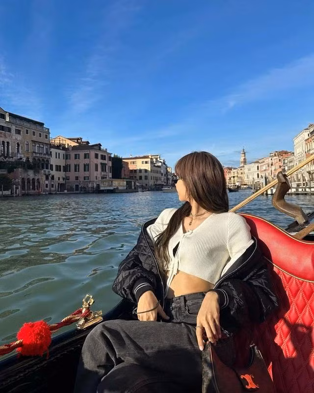 Trang phục thường ngày của Lisa khá đơn giản, rộng rãi và mang đến sự thoải mái tối đa. Qua các bản phối mà ngôi sao đăng tải có thể thấy thành viên nhóm BlackPink rất "nghiện" khoe vòng 2 quyến rũ. Bạn có thể học theo những công thức lên đồ của nữ thần tượng để có được những diện mạo ấn tượng và thu hút theo cách riêng. Chẳng có gì sai khi một cô gái tự hào và yêu thích tôn lên những điểm mạnh của chính mình