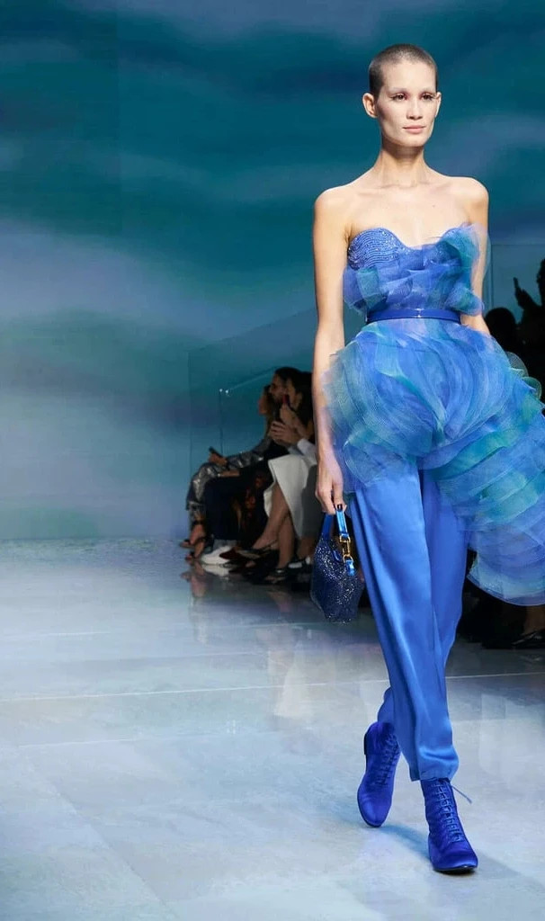 Vòng tròn chuyển sắc cầu vồng làm điểm nhấn trên thân bộ trang phục, nhưng vẻ đẹp chính của thiết kế này lại nằm ở tông màu xanh dương tự do, nhẹ nhàng và phóng khoáng