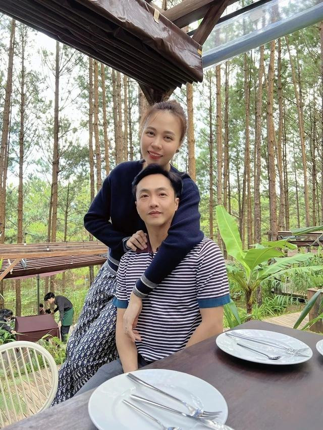 Dù không còn hoạt động showbiz nhưng Đàm Thu Trang vẫn là cái tên được công chúng quan tâm sau khi kết hôn với Cường Đô La. Dù không còn hoạt động showbiz nhưng Đàm Thu Trang vẫn là cái tên được công chúng quan tâm sau khi kết hôn với Cường Đô La.