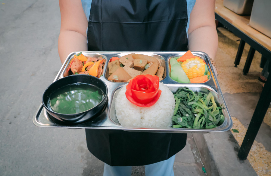 Suất cơm từ thiện đầy ắp nghĩa tình Suất cơm từ thiện đầy ắp nghĩa tình