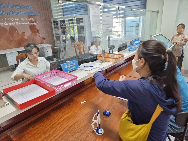 Người lao động đến làm thủ tục giao dịch BHXH Người lao động đến làm thủ tục giao dịch BHXH