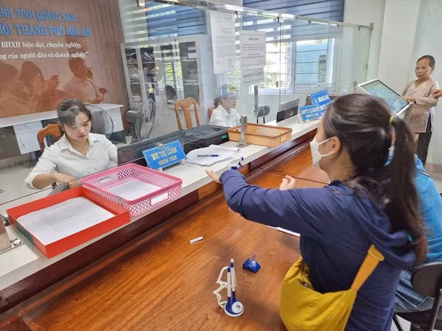 Người lao động đến làm thủ tục giao dịch BHXH