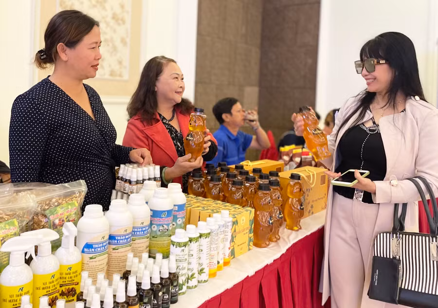 Qua các chương trình xúc tiến thương mại sẽ góp phần tăng cường liên kết sản xuất, kết nối tiêu thụ sản phẩm CNNT của tỉnh với các thị trường trong và ngoài nước. Ảnh: V.T Qua các chương trình xúc tiến thương mại sẽ góp phần tăng cường liên kết sản xuất, kết nối tiêu thụ sản phẩm CNNT của tỉnh với các thị trường trong và ngoài nước. Ảnh: V.T