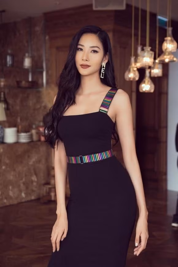 Á hậu Hoàng Thùy