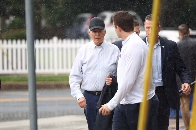 Tổng thống Mỹ Joe Biden rời khỏi nhà thờ ở Reheboth Beach ngày 13.7