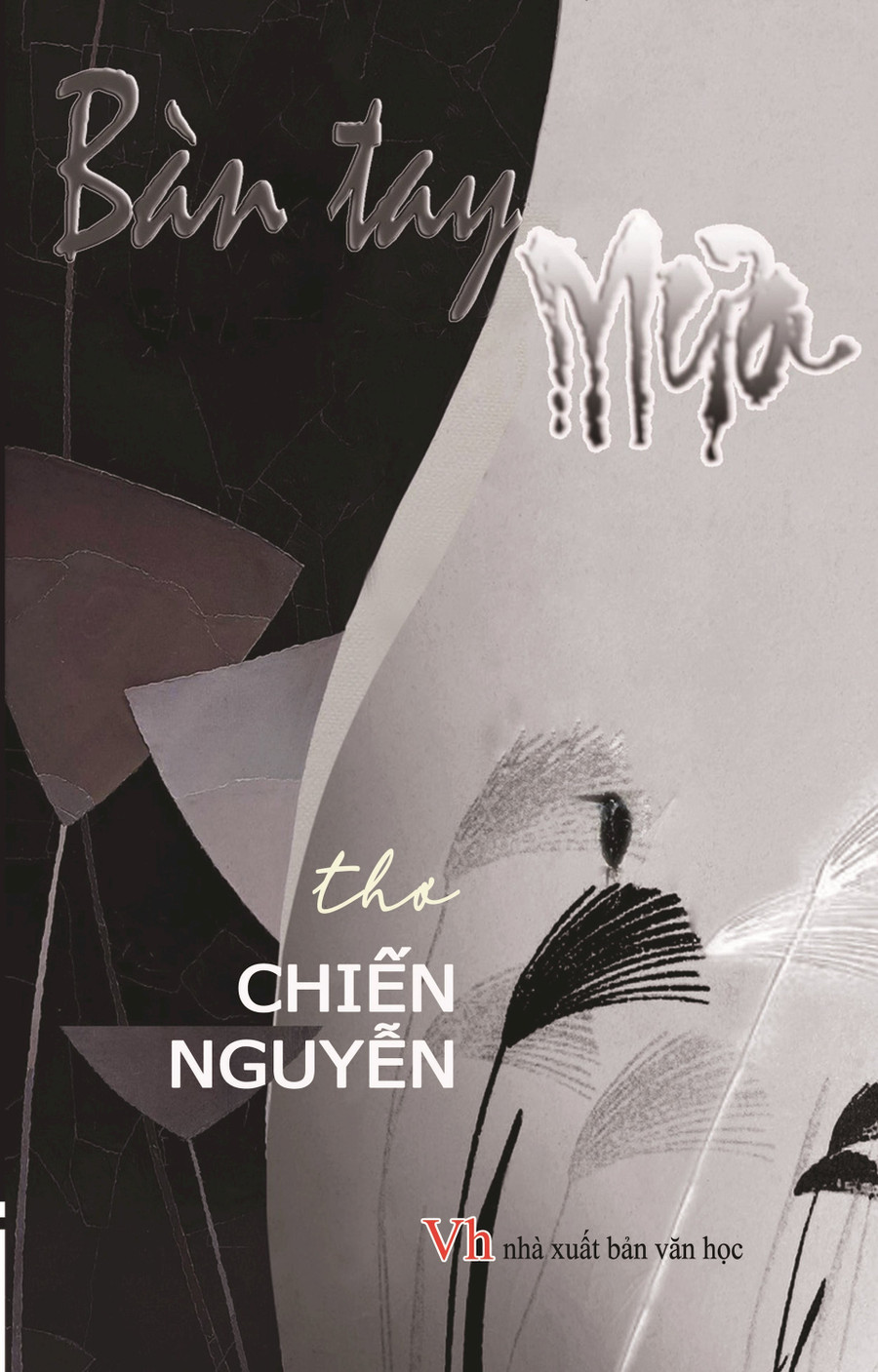 Bìa tập thơ &quot;Bàn tay mưa&quot;, với bút danh Chiến Nguyễn.