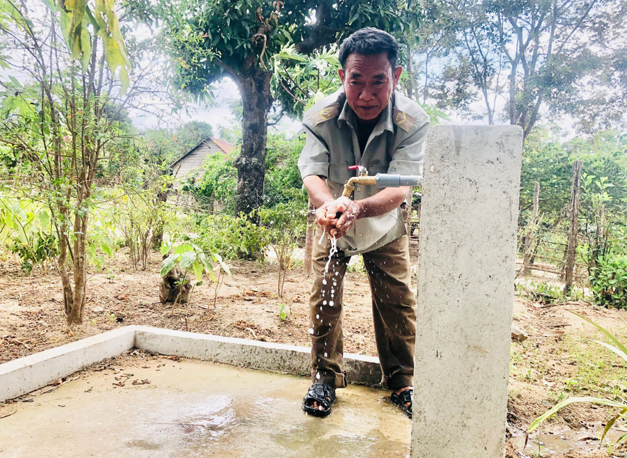 Người dân buôn Ia Rpua phấn khởi khi nguồn nước sạch sinh hoạt được dẫn về tận nhà để sử dụng. Ảnh: L.N Người dân buôn Ia Rpua phấn khởi khi nguồn nước sạch sinh hoạt được dẫn về tận nhà để sử dụng. Ảnh: L.N