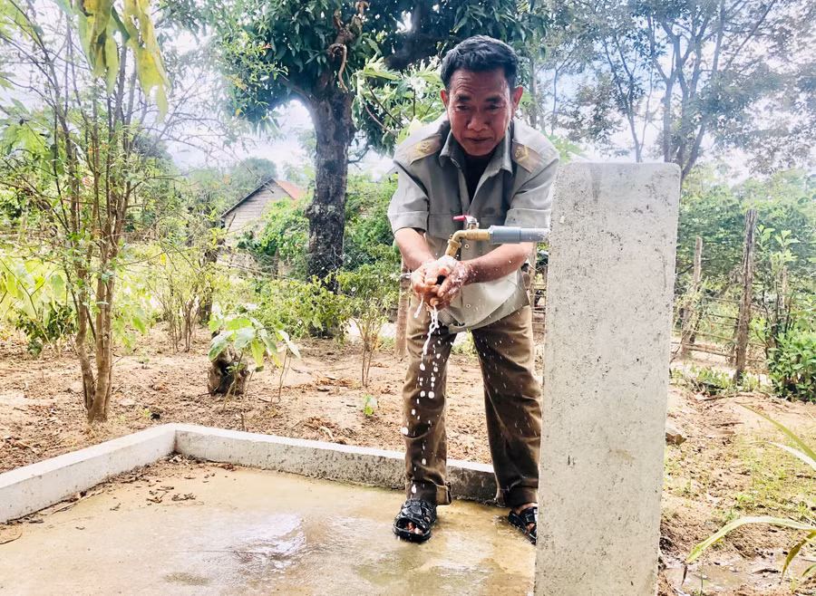Người dân buôn Ia Rpua phấn khởi khi nguồn nước sạch sinh hoạt được dẫn về tận nhà để sử dụng. Ảnh: L.N