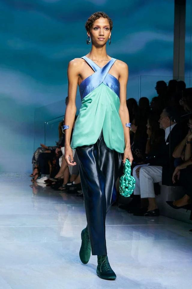 Các tông màu xanh được phối với nhau &quot;nhuần nhuyễn&quot; tới mức khó nhận ra chúng là các &quot;biến thể&quot; của nhau. Tông màu thẫm ở sắc thái xanh này tôn lên tông màu nhạt ở sắc thái xanh khác ở cả phụ kiện lẫn trang phục tạo nên sự chuyển biến thú vị và lạ mắt