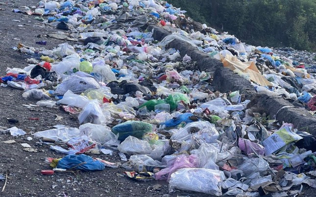 Bãi rác thải huyện Đăk Glei quá tải Bãi rác thải huyện Đăk Glei quá tải