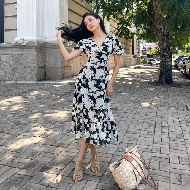 Sự trẻ trung, tinh tế cùng với chất liệu voan mỏng mát thích hợp cho mùa hè, mang đến quý cô một vẻ ngoài tự tin, thời thượng nhưng không kém phần mềm mại và quyến rũ. Nhờ dáng váy dài nên người mặc có thể ứng dụng trong nhiều hoàn cảnh và trường hợp khác nhau Sự trẻ trung, tinh tế cùng với chất liệu voan mỏng mát thích hợp cho mùa hè, mang đến quý cô một vẻ ngoài tự tin, thời thượng nhưng không kém phần mềm mại và quyến rũ. Nhờ dáng váy dài nên người mặc có thể ứng dụng trong nhiều hoàn cảnh và trường hợp khác nhau