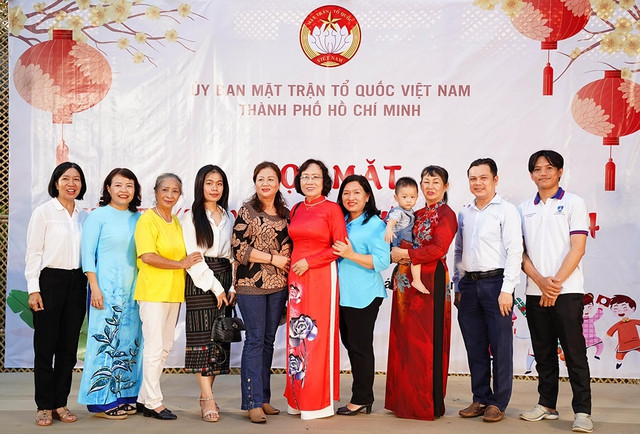 Buổi họp mặt mừng Xuân Giáp Thìn năm 2024, tổng kết công tác đối ngoại nhân dân và kiều bào, kết quả thực hiện chương trình Gia đình Việt với sinh viên Lào - Campuchia đang học tập tại TP.HCM năm 2023 Buổi họp mặt mừng Xuân Giáp Thìn năm 2024, tổng kết công tác đối ngoại nhân dân và kiều bào, kết quả thực hiện chương trình Gia đình Việt với sinh viên Lào - Campuchia đang học tập tại TP.HCM năm 2023
