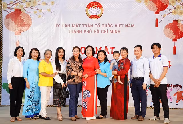 Buổi họp mặt mừng Xuân Giáp Thìn năm 2024, tổng kết công tác đối ngoại nhân dân và kiều bào, kết quả thực hiện chương trình Gia đình Việt với sinh viên Lào - Campuchia đang học tập tại TP.HCM năm 2023