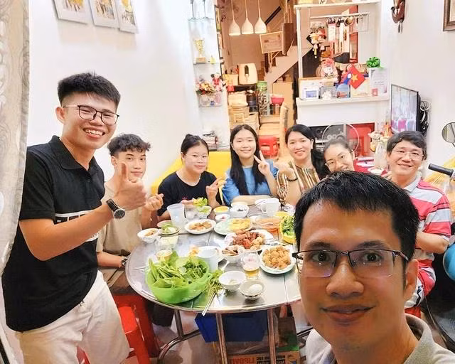 Bữa cơm quây quần tại gia đình của mẹ Ly Bữa cơm quây quần tại gia đình của mẹ Ly