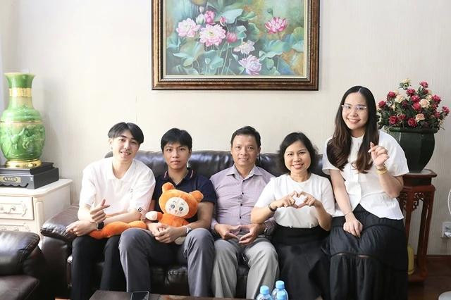 Roungvilay (bìa phải) và Pele (bìa trái) xem gia đình mẹ Gấm như ngôi nhà thứ hai của mình