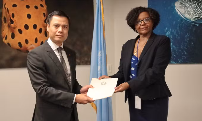 Đại sứ Đặng Hoàng Giang (trái) nộp hồ sơ đệ trình lên CLCS hôm 177. Ảnh: BNG/Nguồn TTXVN