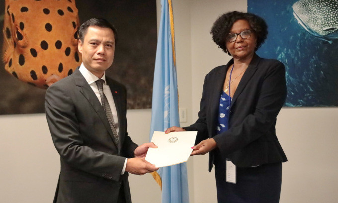 Đại sứ Đặng Hoàng Giang (trái) nộp hồ sơ đệ trình lên CLCS hôm 177. Ảnh: BNG/Nguồn TTXVN