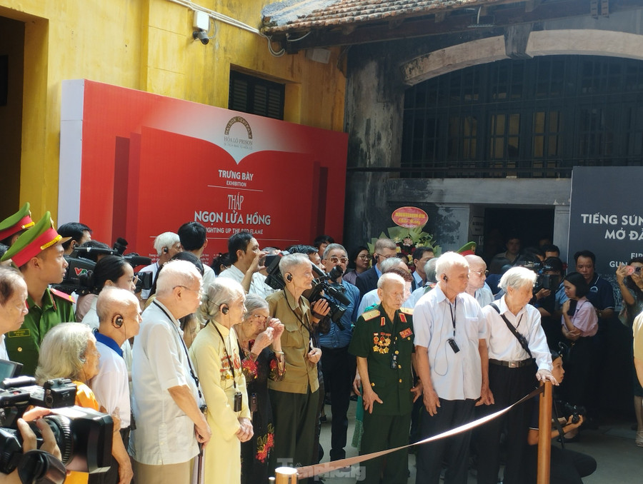 Trưng bàyThắp ngọn lửa hồng tại Di tích lịch sử Nhà tù Hỏa Lò khai mạc sáng 9/7, kỷ niệm 77 năm ngày Thương binh liệt sĩ (27/7/1947- 27/7/2024). Trưng bày kể câu chuyện cảm động về ý chí kiên cường, sự hy sinh anh dũng của những người con ưu tú từng bị địch bắt, giam trong các nhà tù.