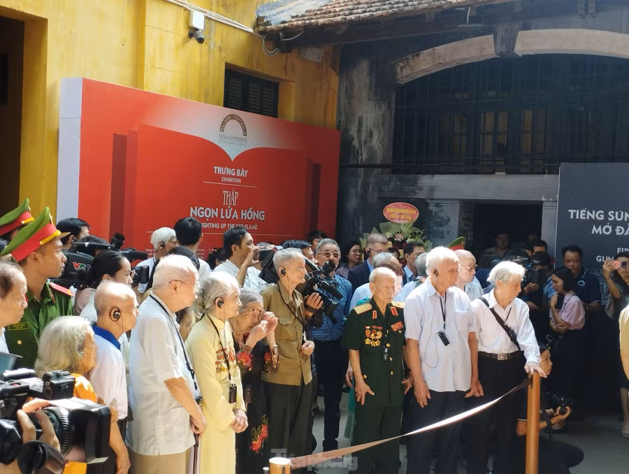 Trưng bàyThắp ngọn lửa hồng tại Di tích lịch sử Nhà tù Hỏa Lò khai mạc sáng 9/7, kỷ niệm 77 năm ngày Thương binh liệt sĩ (27/7/1947- 27/7/2024). Trưng bày kể câu chuyện cảm động về ý chí kiên cường, sự hy sinh anh dũng của những người con ưu tú từng bị địch bắt, giam trong các nhà tù. Trưng bàyThắp ngọn lửa hồng tại Di tích lịch sử Nhà tù Hỏa Lò khai mạc sáng 9/7, kỷ niệm 77 năm ngày Thương binh liệt sĩ (27/7/1947- 27/7/2024). Trưng bày kể câu chuyện cảm động về ý chí kiên cường, sự hy sinh anh dũng của những người con ưu tú từng bị địch bắt, giam trong các nhà tù.