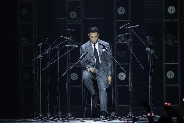 Khác với Tình yêu hoa gió ra mắt cách đây 13 năm, Cánh hoa vụt mất cho thấy sự sâu sắc, trưởng thành và từng trải của Trương Thế Vinh qua thời gian Khác với Tình yêu hoa gió ra mắt cách đây 13 năm, Cánh hoa vụt mất cho thấy sự sâu sắc, trưởng thành và từng trải của Trương Thế Vinh qua thời gian