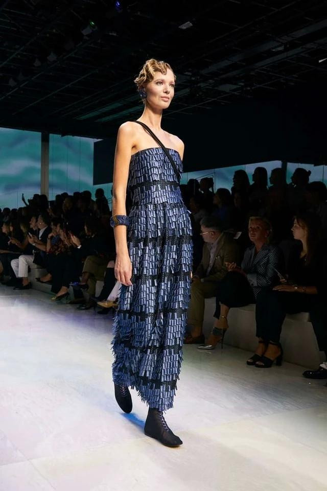 Xanh tím than nhưng được... &quot;phủ bạc&quot; tạo nên một sắc thái xanh hoàn toàn khác biệt. Ngược với tông màu gốc (trầm và chắc), thiết kế mang tính bay bổng và sành điệu