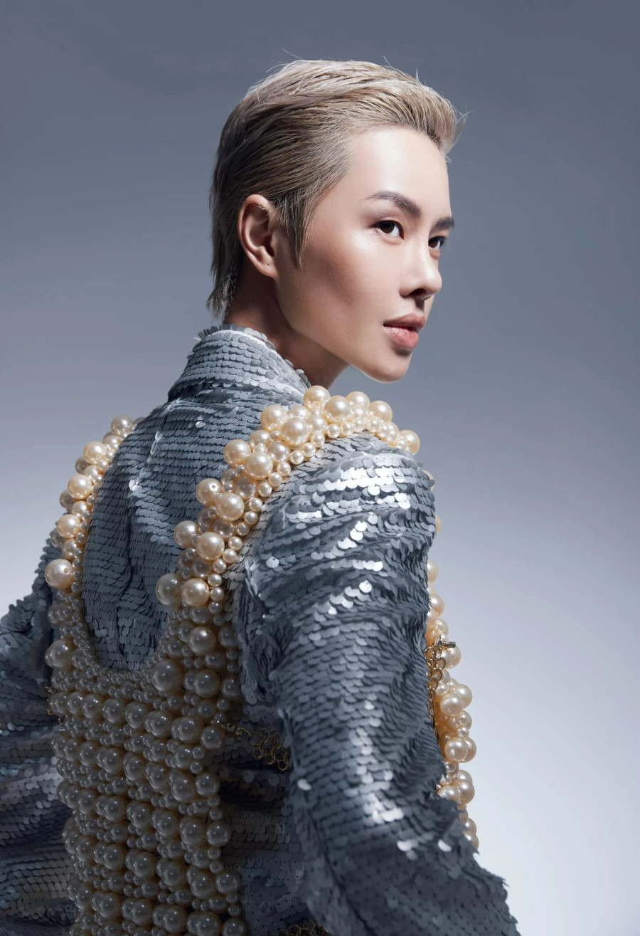 Nói về quyết định thi nhan sắc, Hà Kino khẳng định “không phải bây giờ thì sẽ không bao giờ". Với chân dài 32 tuổi, Miss Universe Vietnam 2024 vừa là cơ hội, vừa là trải nghiệm mà cô muốn có trong đời. “Tôi đến đây để phá bỏ giới hạn bản thân, những quy chuẩn khuôn mẫu cho một vẻ đẹp. Cơ hội của mỗi người là như nhau và ai cũng có quyền tự hào khi sống là chính mình”, Hà Kino bộc bạch Nói về quyết định thi nhan sắc, Hà Kino khẳng định “không phải bây giờ thì sẽ không bao giờ". Với chân dài 32 tuổi, Miss Universe Vietnam 2024 vừa là cơ hội, vừa là trải nghiệm mà cô muốn có trong đời. “Tôi đến đây để phá bỏ giới hạn bản thân, những quy chuẩn khuôn mẫu cho một vẻ đẹp. Cơ hội của mỗi người là như nhau và ai cũng có quyền tự hào khi sống là chính mình”, Hà Kino bộc bạch