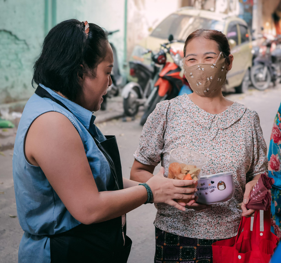 Bà con vui mừng nhận suất cơm 0 đồng Bà con vui mừng nhận suất cơm 0 đồng